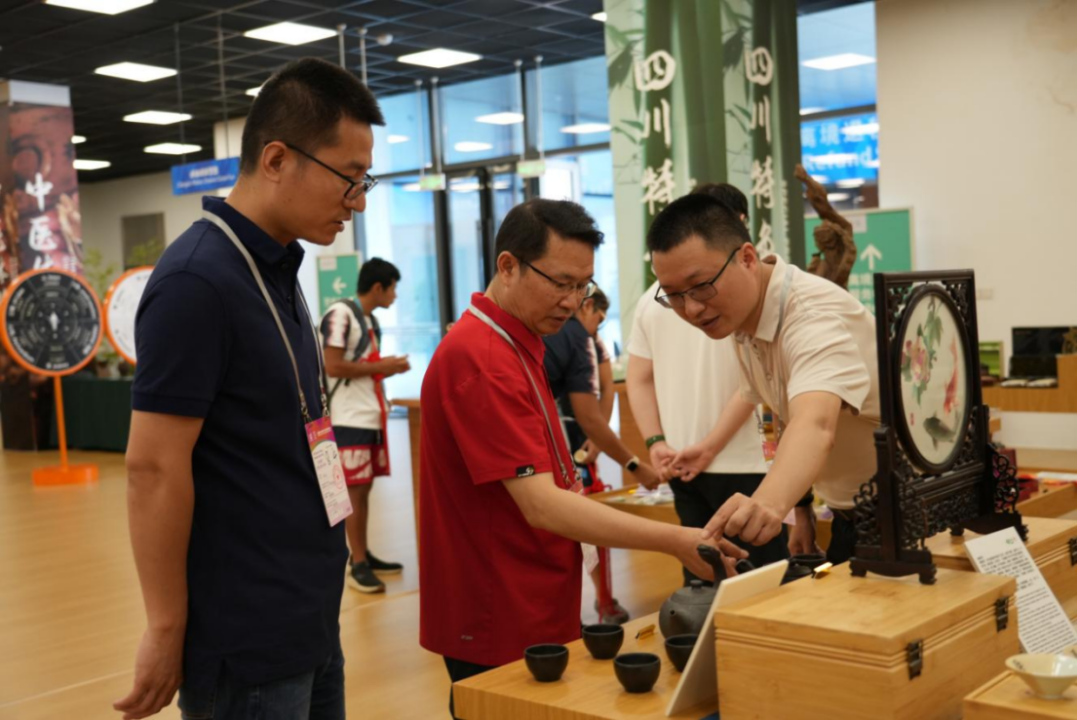 省庄闲游戏集团领导到大运村“有礼在四川”四川特色商品馆调研指导工作